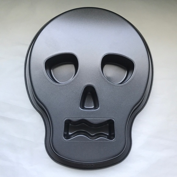 Wilton Halloween skull cake pan - Picture 2 of 5